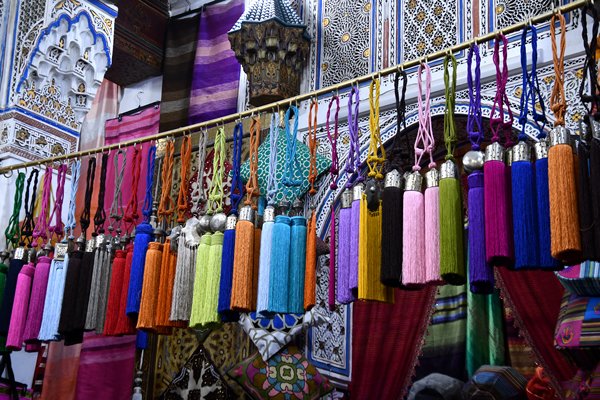 Kleurige strengen wol in Fez, Marokko