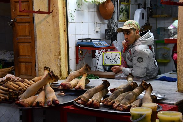 Slager verkoopt poten in Fez, Marokko