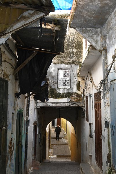 Smal straatje in Moulay Idriss, Marokko