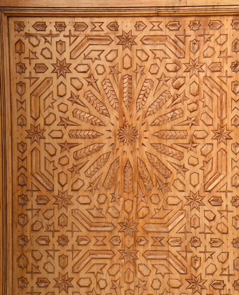 Bewerkte houten deur bij het mausoleum van Moulay Ismail in Meknes, Marokko