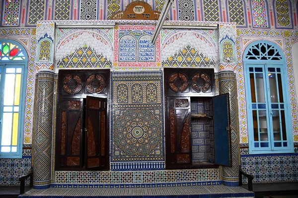 In de synagoge van Sefrou, Marokko