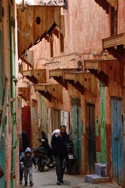 Smal straatje in Sefrou, Marokko