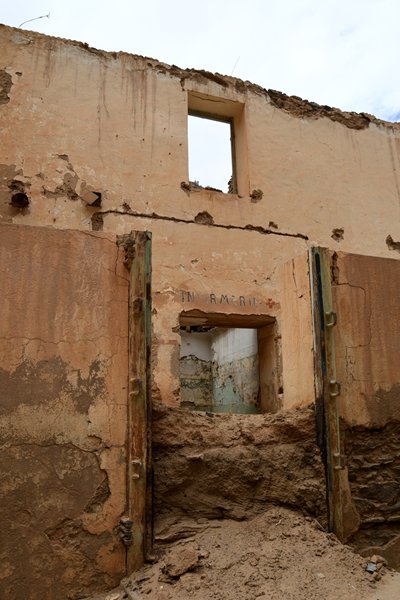 Het vervallen Franse ziekenhuis in Mibladene, Marokko