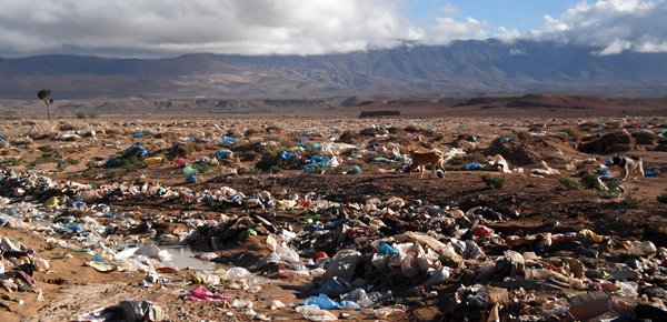 Met plastic bezaaid landschap bij Midelt, Marokko