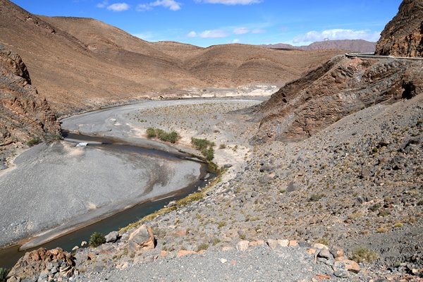 Rivier in brede bedding tussen Midelt en Erfoud, Marokko