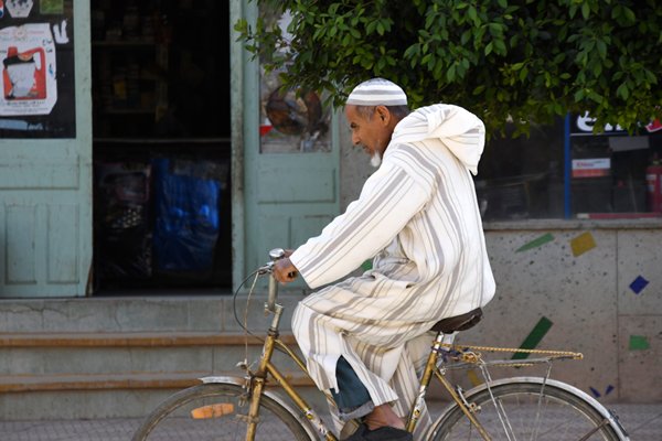 Fietser in Erfoud, Marokko