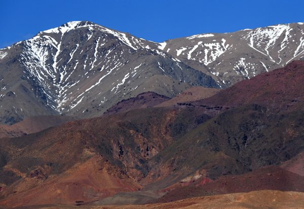 Licht besneeuwde bergen onderweg van Aït Benhaddou naar Marrakesh, Marokko