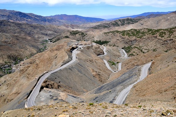 Weg slingert tussen bergen, onderweg van Aït Benhaddou naar Marrakesh, Marokko