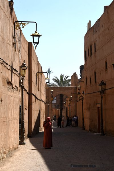 Smal straatje in Marrakesh, Marokko