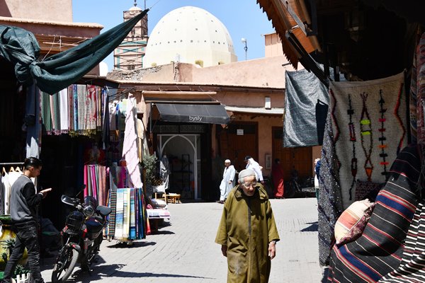 Rustig gedeelte van de medina in Marrakesh, Marokko