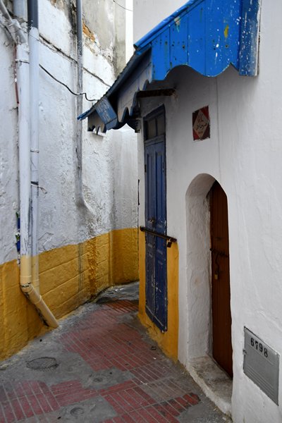 Smal straatje in Essaouira, Marokko