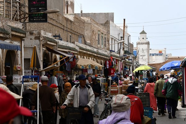 Drukke straat in Essaouira, Marokko