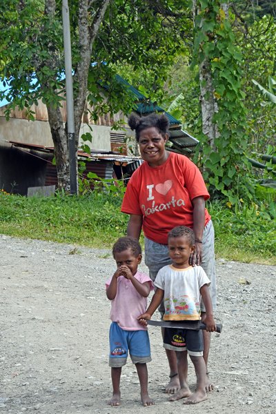 Moeder met kinderen bij Sioubri, Papoea