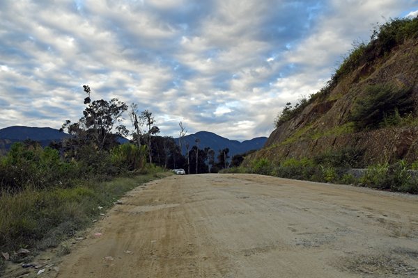 De weg tussen Sioubri naar Manokwari, Papoea