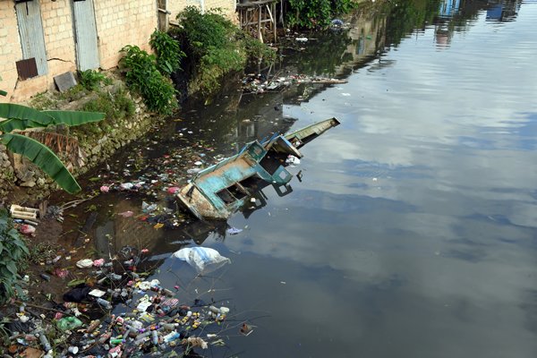 Veel vuil in rivier in Sorong, Papoea
