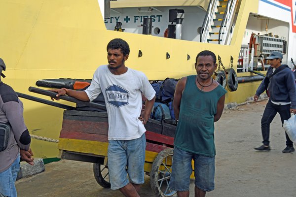 Bagagewagen bij de ferry naar Waigeo, Papoea
