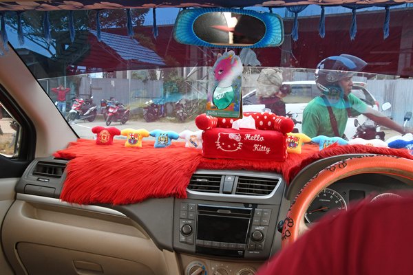 Hello Kitty versiering in auto op Waigeo, Papoea