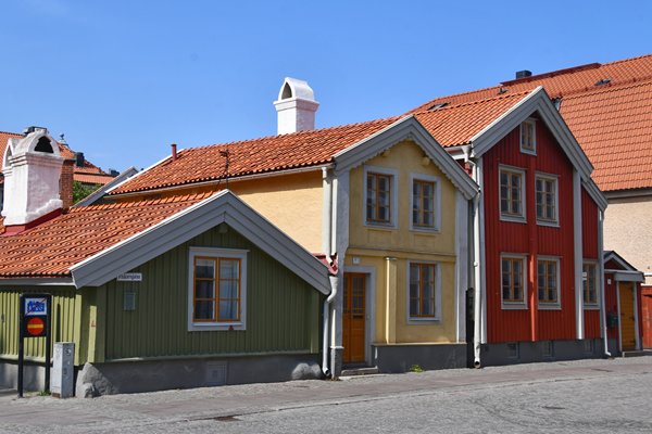 Kleurige houten huisjes in Kalmar, Zweden