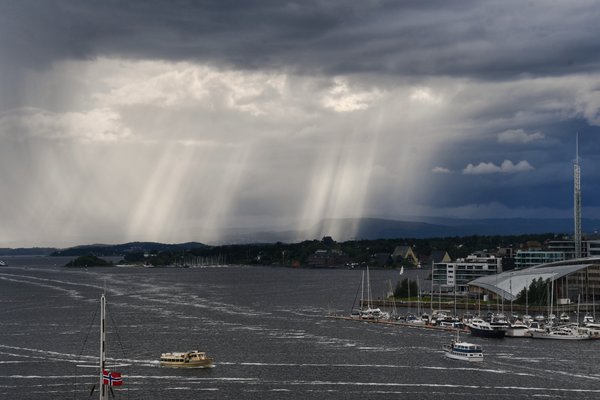 Dreigende lucht boven de haven van Oslo