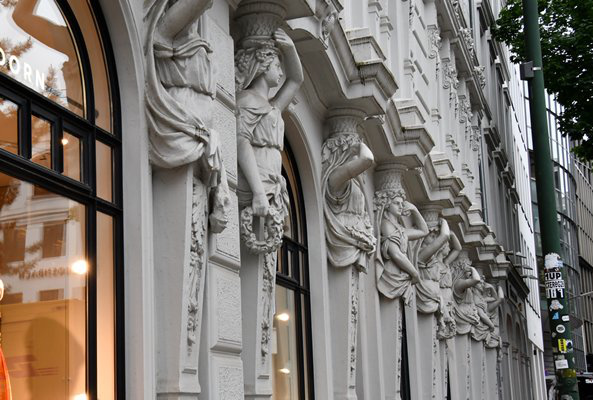 Winkelpand met Art Nouveau kariatiden aan de ABC Strasse, Hamburg