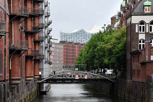 Blik op de Speicherstadt (Hamburg) met de Elbphilharmonie in de verte