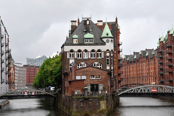 Gebouw op een splitsing van kanalen in Speicherstadt, Hamburg