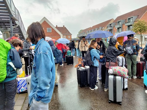 In de regen wachten bij het station van Tinglev, Denemarken