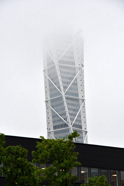 Turning Torso (Malmö) met bovenste deel in de mist