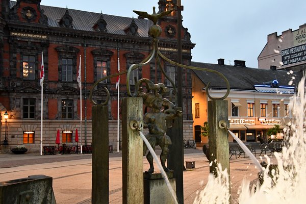 Fontein in de schemering op het Stortorget in Malmö