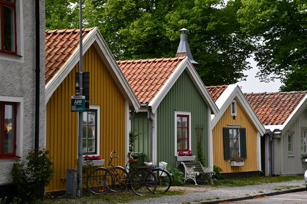 Kleurige houten huisjes in Kalmar, Zweden