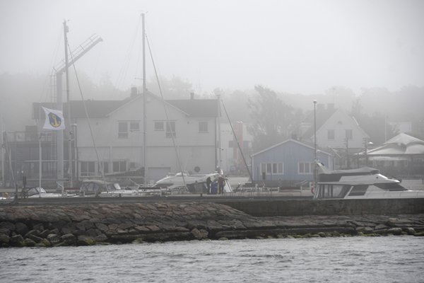 De haven van Färjestaden (Öland, Zweden) in de mist