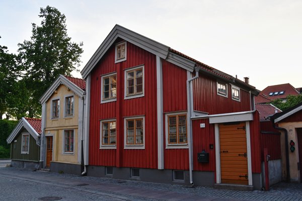 Kleurige huisjes in de Fiskaregatan in Kalmar, Zweden