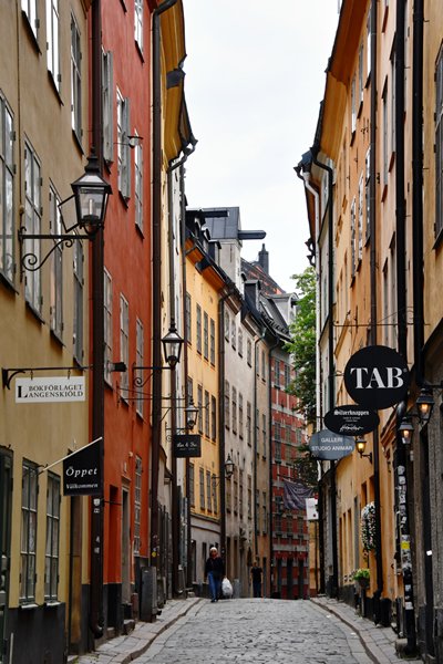 Straatje in bruintinten in Gamla Stan (de oude stad) in Stockholm