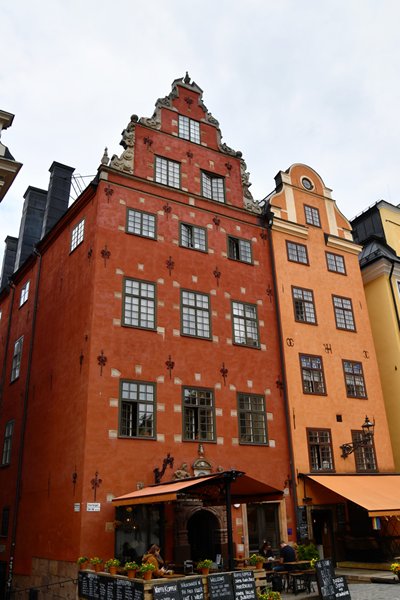 Roodbruin en geel huis Stortorget in Stockholm