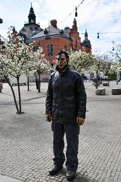 Standbeeld van Sean Henry bij raadhuis Umeå, Noord Zweden