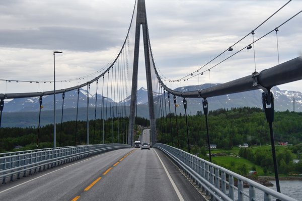 Met de bus over de Hålogalandsbrug bij Narvik, Noorwegen