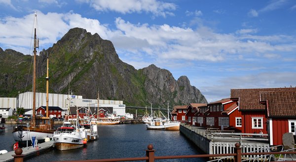 Svolvaer met haven, bergen en rode hotelhuisjes