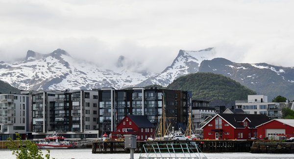 Svolvaer met licht besneeuwde bergen op de achtergrond