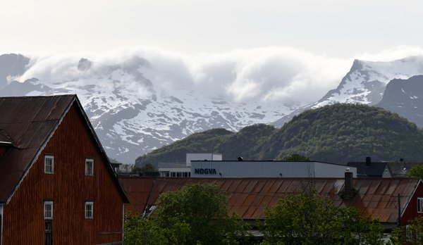 Bij Svolvaer (Lofoten) komen wolken over de bergen rollen