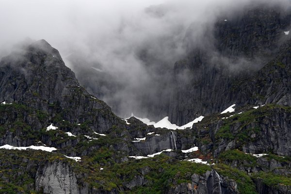 Wolken, sneeuw en rotsen in Trollfjord, Lofoten