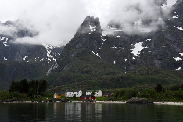 Huisjes aan een fjord, Lofoten