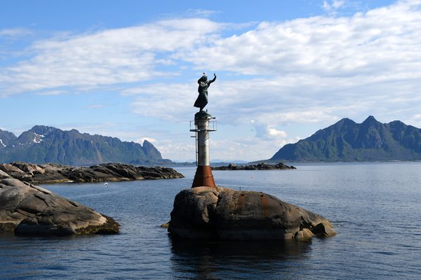 Beeld van vissersvrouw (Fiskarkona) in de haven van Svolvaer, Lofoten