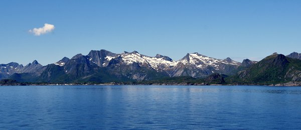 Rustige zee bij de Lofoten