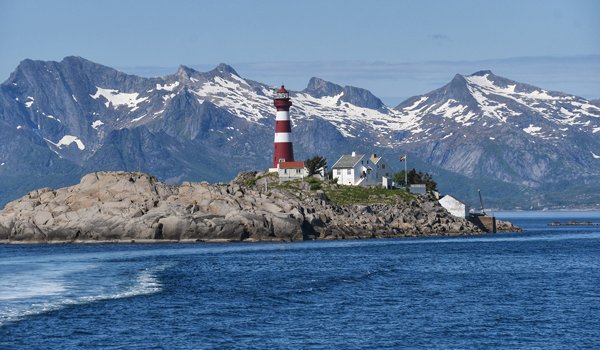 Vuurtoren op rotseilandje bij Skutvik, Lofoten