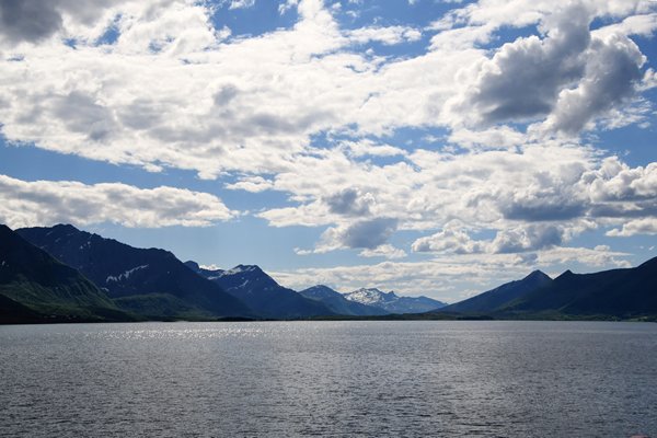 Lage kale bergen langs fjorden, Lofoten