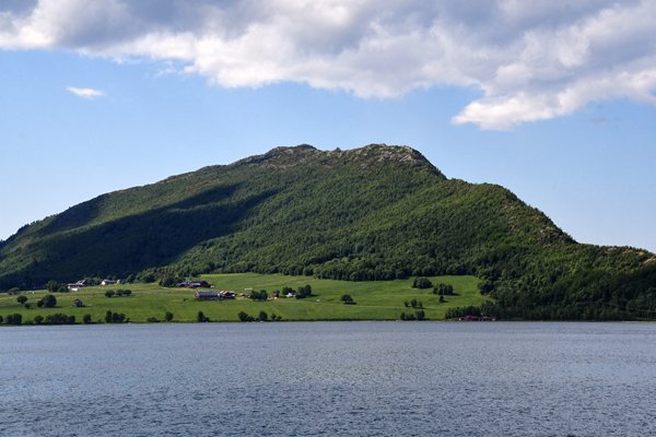 Bewoond, groen eiland in de Lofoten