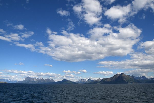 Sfeerbeeld van de Lofoten: zee, rotsen, wolkenlucht