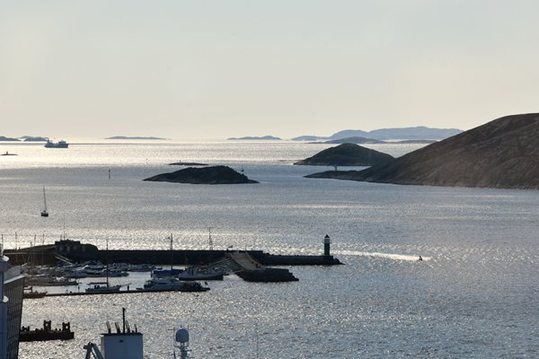 Zicht op haven van Bodø, Noorwegen, en de zee