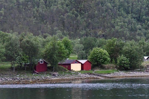 Roodbruine schuurtjes tijdens de busrit Bodø-Trondheim