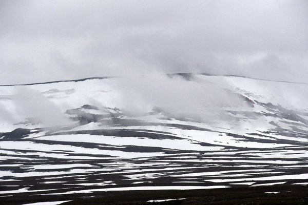 Sneeuw en wolken op de hoogvlakte tijdens de busrit Bodø-Trondheim